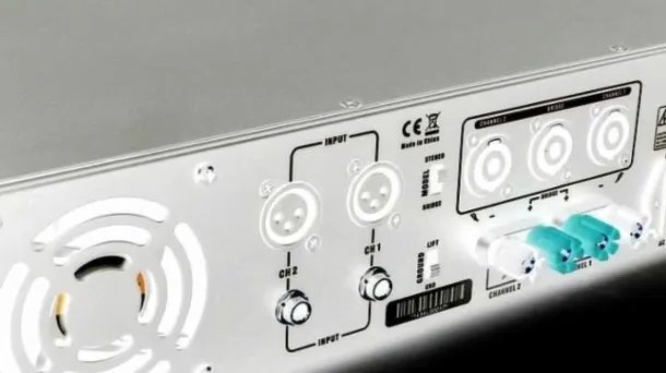 Antico mixer con casse passive