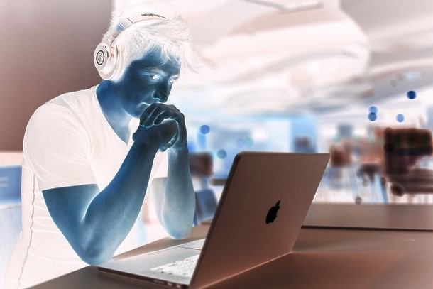 Ragazzo che registra musica su Mac